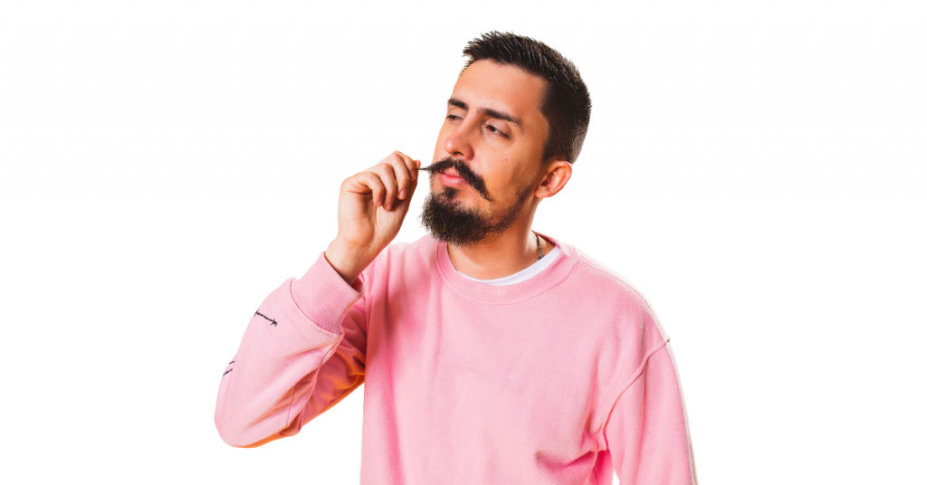 Chico pensativo tocándose el bigote