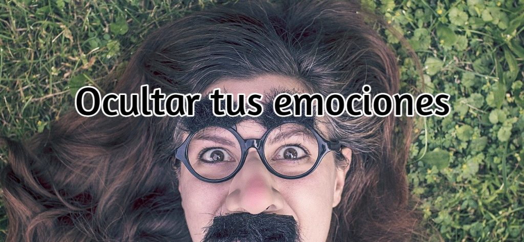 Chica disfrazada con gafas, cejas y bigote postizos