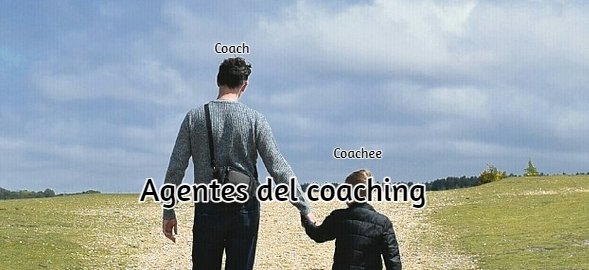 Padre paseando con un niño de la mano