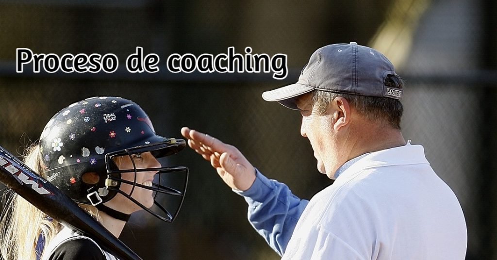 Entrenador instruyendo a jugadora de baseball