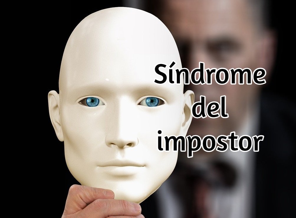 Hombre detrás de careta